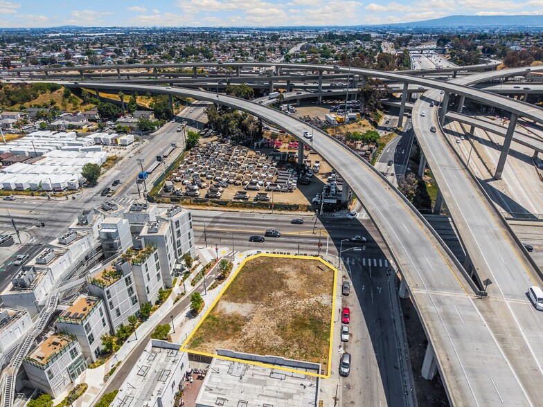 311 W Imperial Highway, Los Angeles, CA à louer - Photo de l’immeuble – Image 1 sur 9
