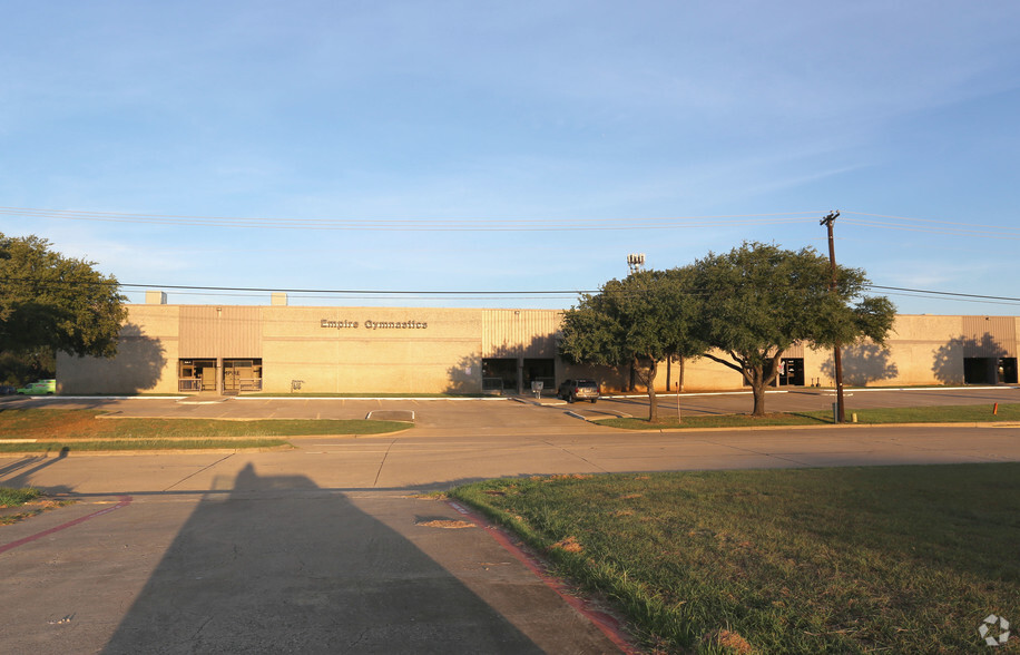 2001 Reliance Pky, Bedford, TX à louer - Photo principale – Image 1 sur 7