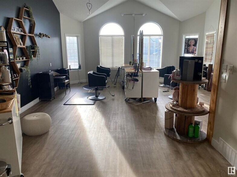 10006 100 St, Morinville, AB à louer - Photo de l’immeuble – Image 2 sur 16