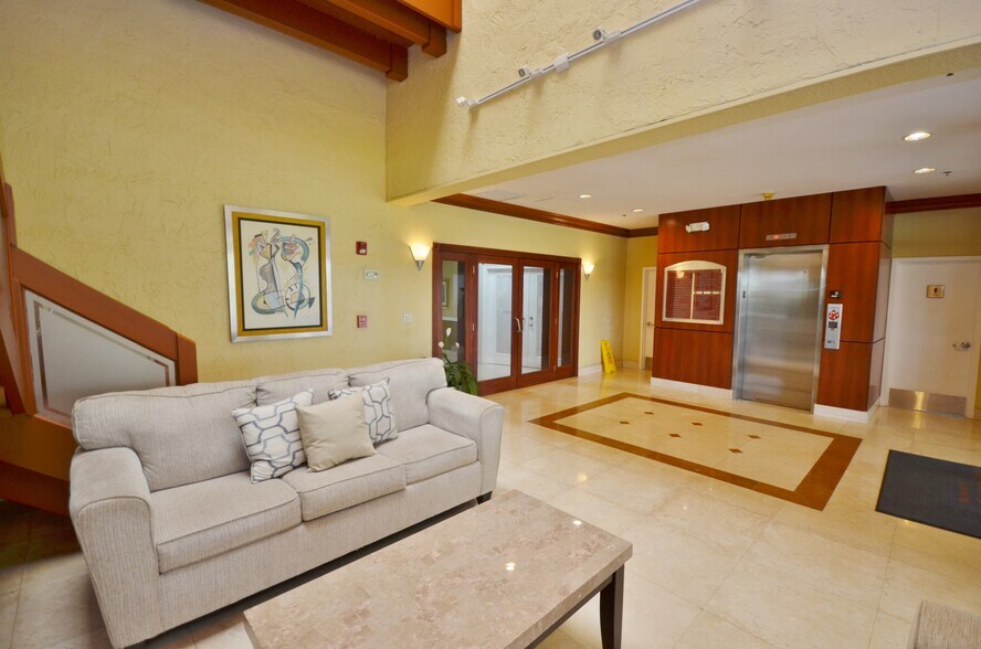 14100 palmetto frontage Rd, Miami Lakes, FL à vendre - Hall d’entrée – Image 3 sur 53