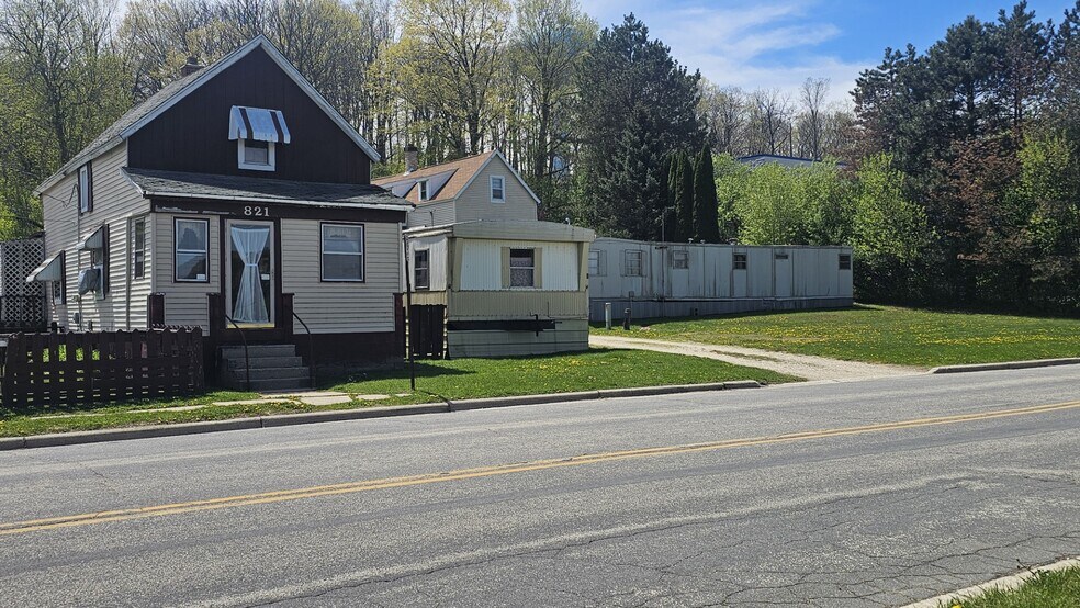 831 N Silverbrook Dr, West Bend, WI à vendre - Photo de l’immeuble – Image 2 sur 2