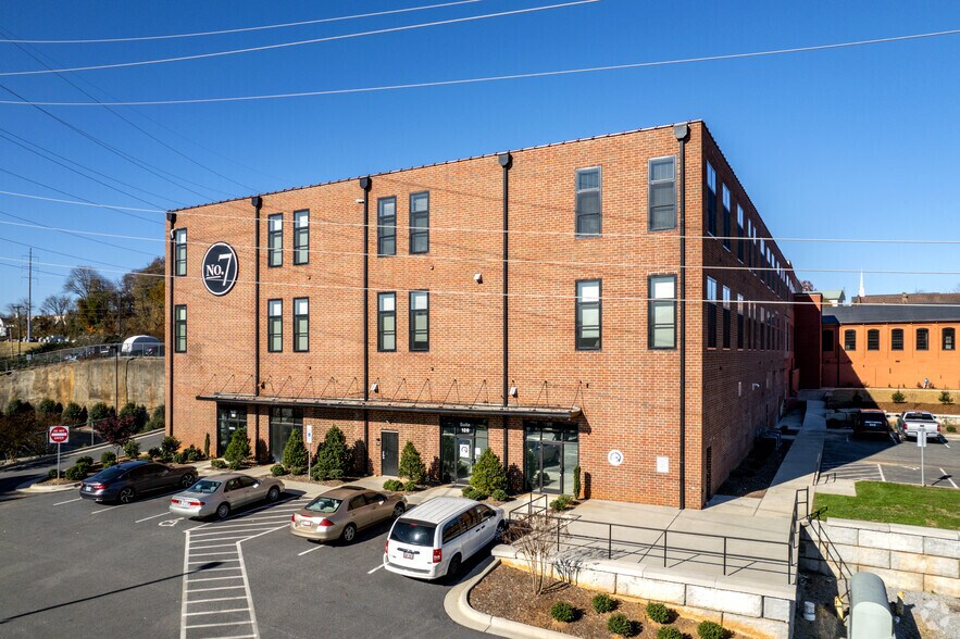 109 E Fleming Dr, Morganton, NC à louer - Photo de l’immeuble – Image 3 sur 11