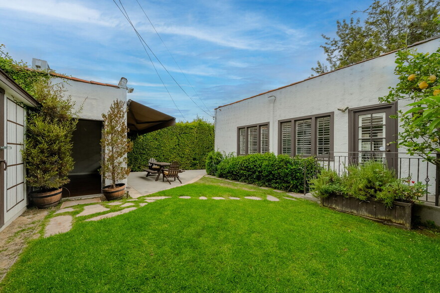 8815 Dorrington Ave, West Hollywood, CA à louer - Photo de l’immeuble – Image 2 sur 8