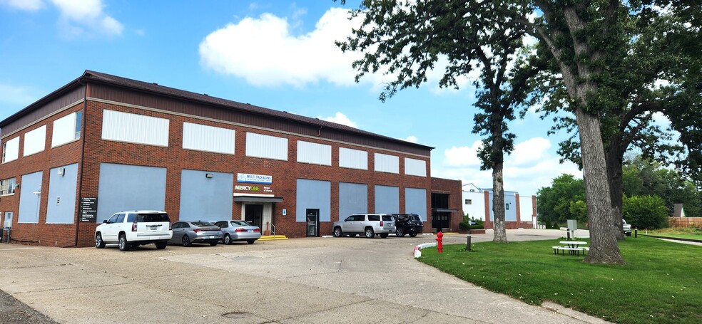 200 N 8th Ave E, Newton, IA à louer - Photo de l’immeuble – Image 2 sur 24