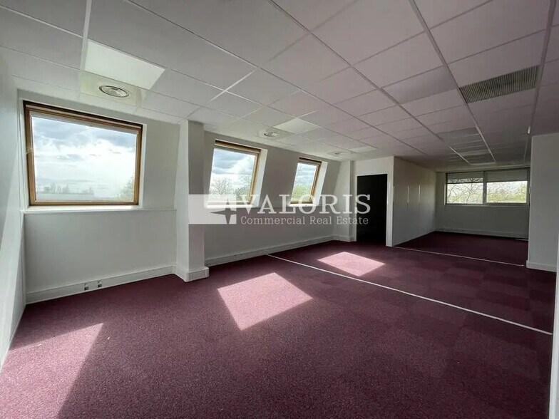 Bureau dans Bron à louer - Photo de l’immeuble – Image 1 sur 6