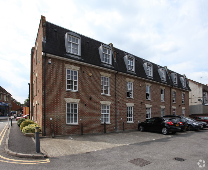 24 High St, Addlestone à vendre - Photo de l’immeuble – Image 3 sur 9