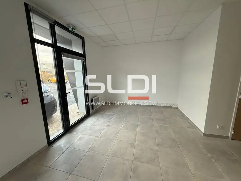 14 Rue Des Sablières, Saint-Quentin-Fallavier à louer - Photo de l’immeuble – Image 3 sur 8