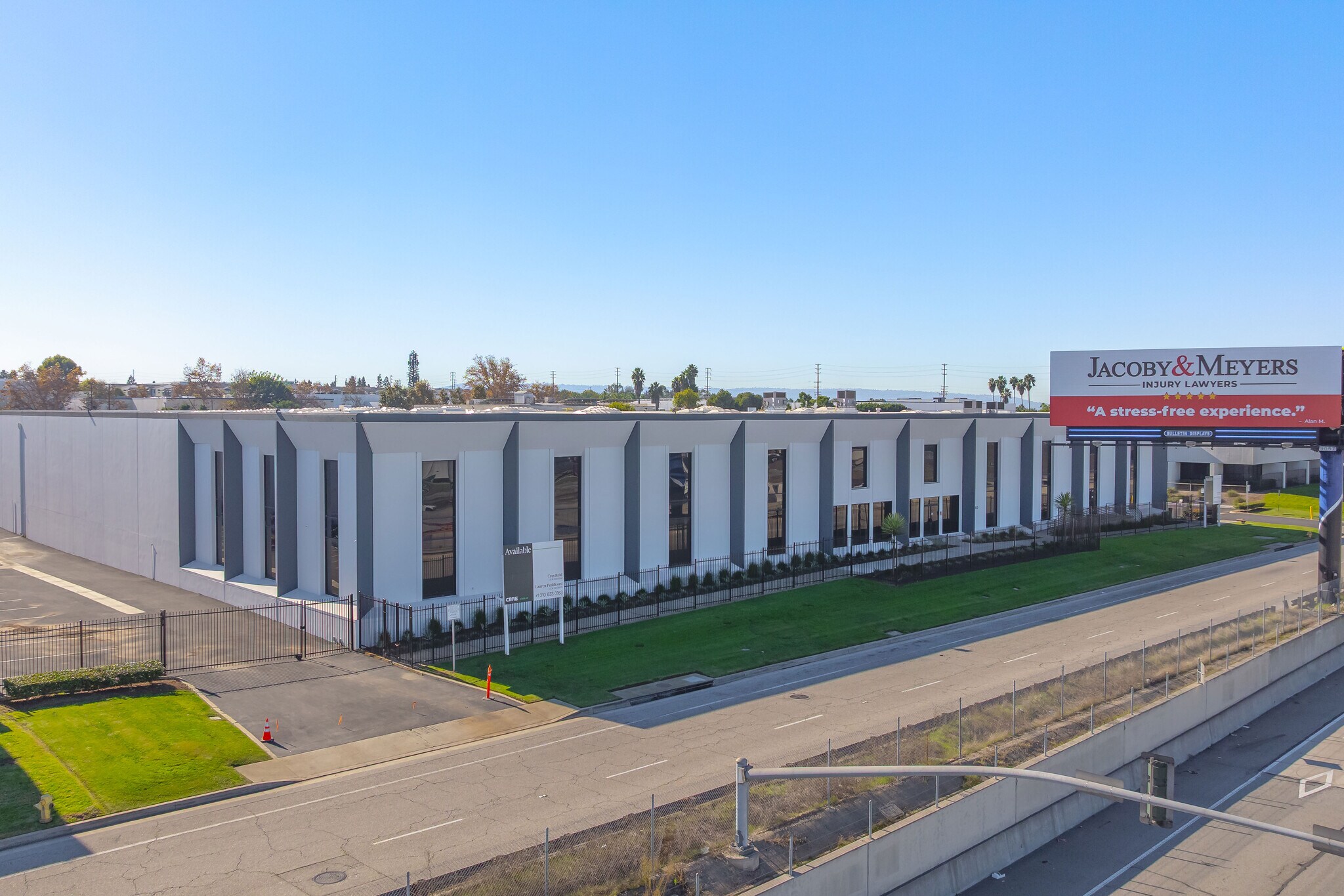 1300 W Artesia Blvd, Compton, CA à louer Photo principale– Image 1 sur 12