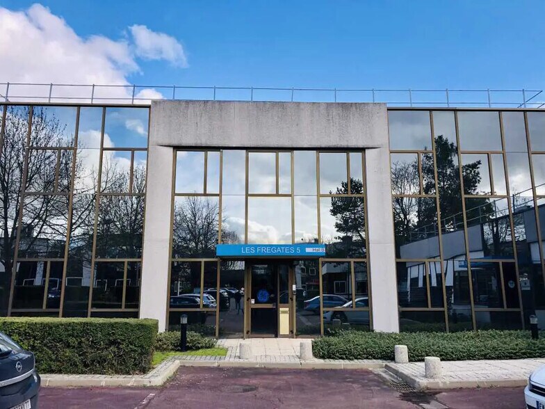 Bureau dans Tremblay-en-France à louer - Photo principale – Image 1 sur 24