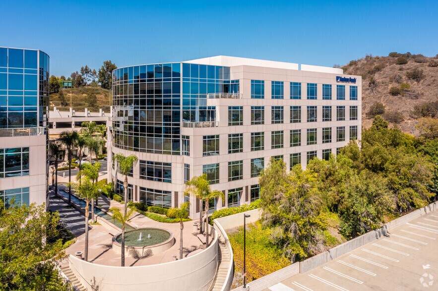 40 Pointe Dr, Brea, CA à louer - Photo de l’immeuble – Image 3 sur 5