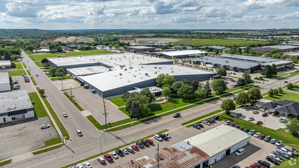 2101 Kennedy Rd, Janesville, WI à louer - Photo de l’immeuble – Image 3 sur 17