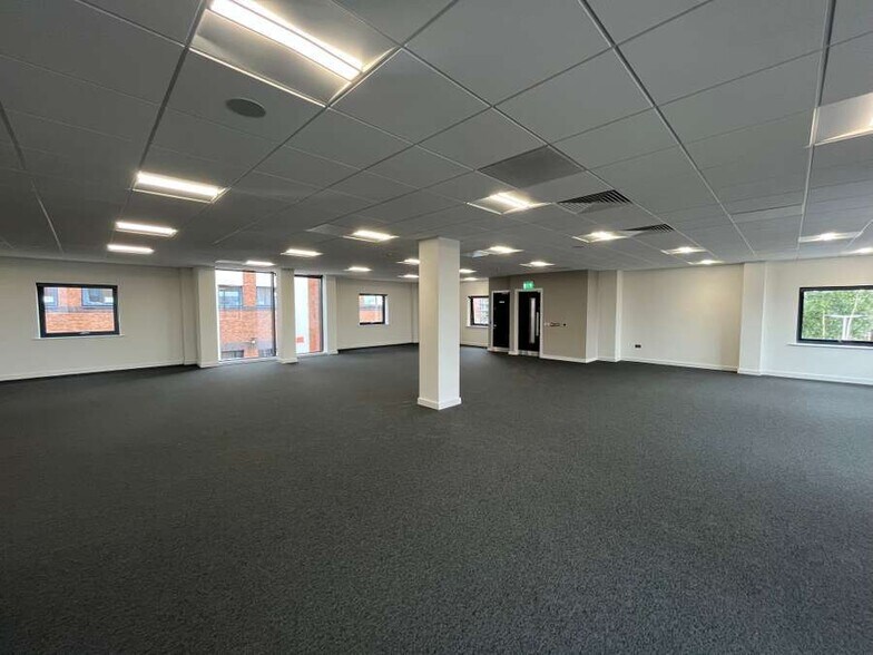 106 University St, Belfast à louer - Photo de l’immeuble – Image 1 sur 3