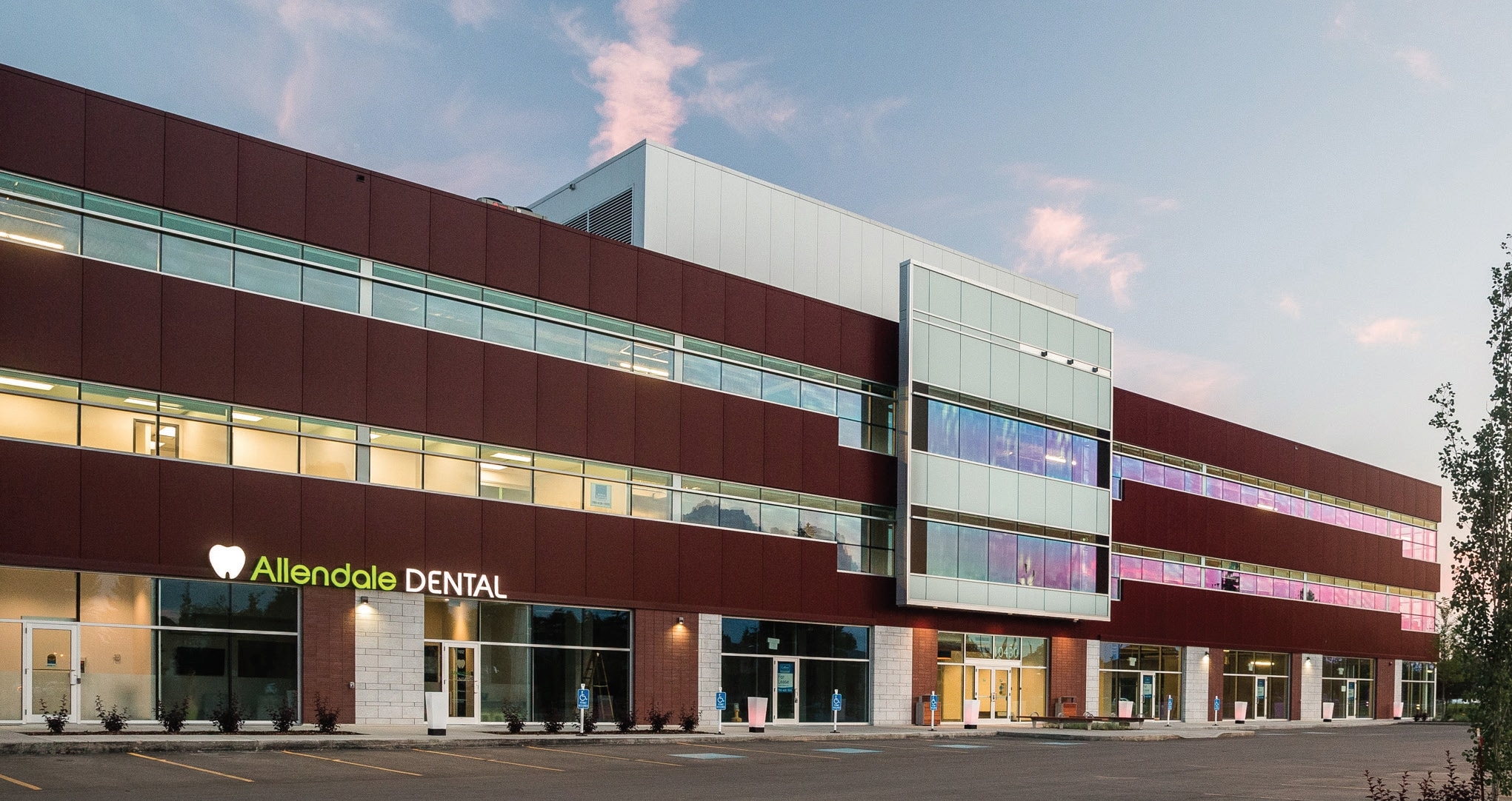 10430 61st Ave NW, Edmonton, AB à louer Photo de l’immeuble– Image 1 sur 2