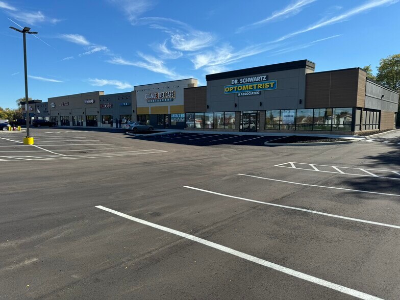 13400-13480 E 15 Mile Rd, Sterling Heights, MI à louer - Photo de l’immeuble – Image 3 sur 24