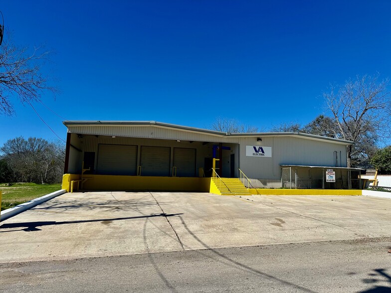 210 Gravel St, Seguin, TX à louer - Photo de l’immeuble – Image 2 sur 40