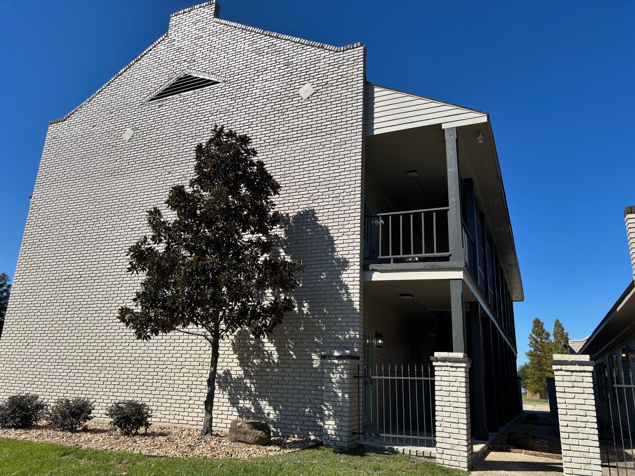 11603/11613 Newcastle Ave portefeuille de 2 biens à vendre sur LoopNet.fr Photo principale– Image 1 sur 17