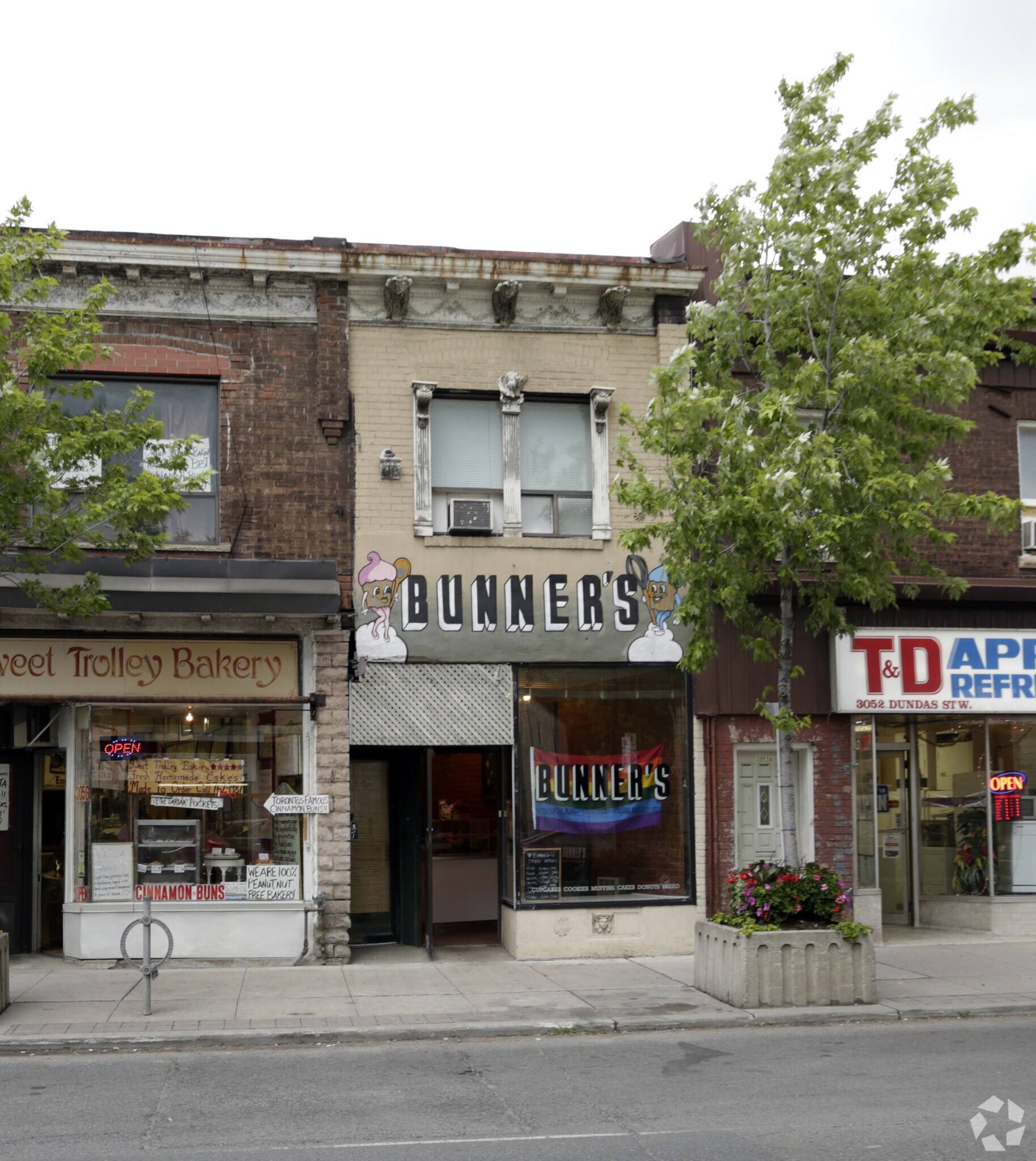 3054 Dundas St W, Toronto, ON à louer Photo principale– Image 1 sur 5