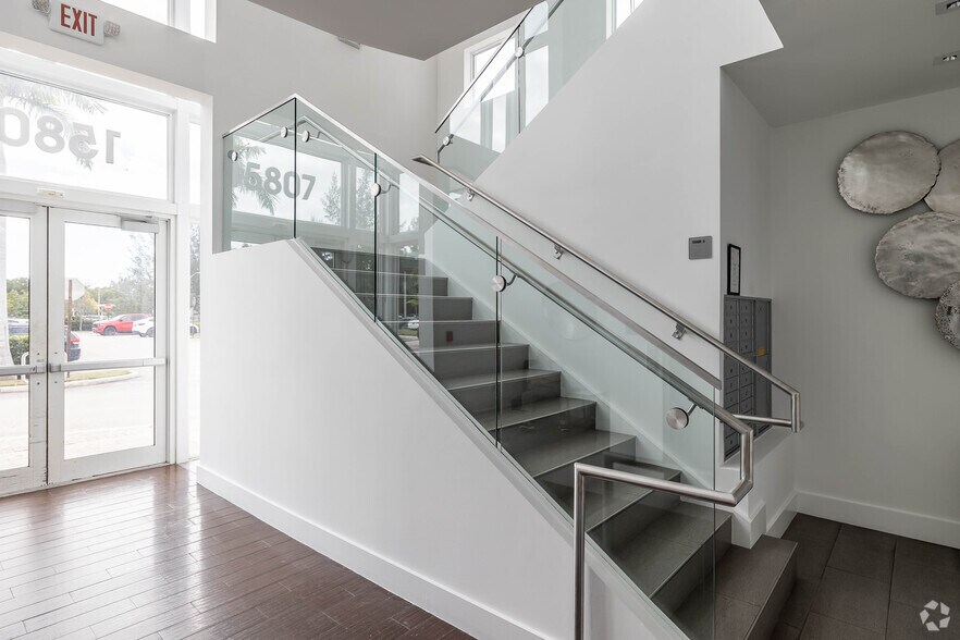 15801 Biscayne Blvd, North Miami Beach, FL à louer - Hall d’entrée – Image 3 sur 12