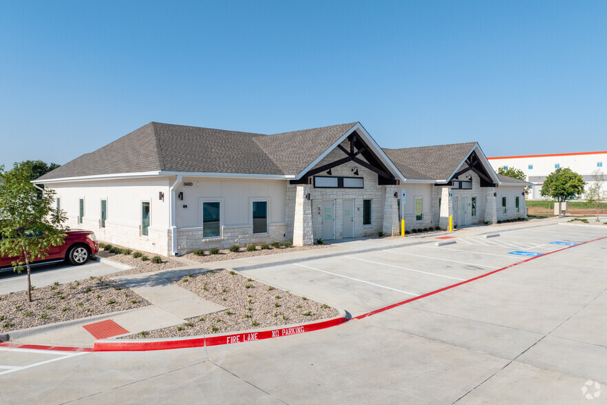 3400-3420 Basswood Blvd, Fort Worth, TX à louer - Photo de l’immeuble – Image 2 sur 17