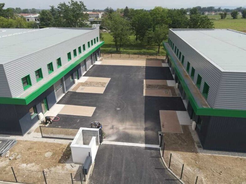 Local d’activités dans Tignieu-Jameyzieu à louer - Photo de l’immeuble – Image 3 sur 11
