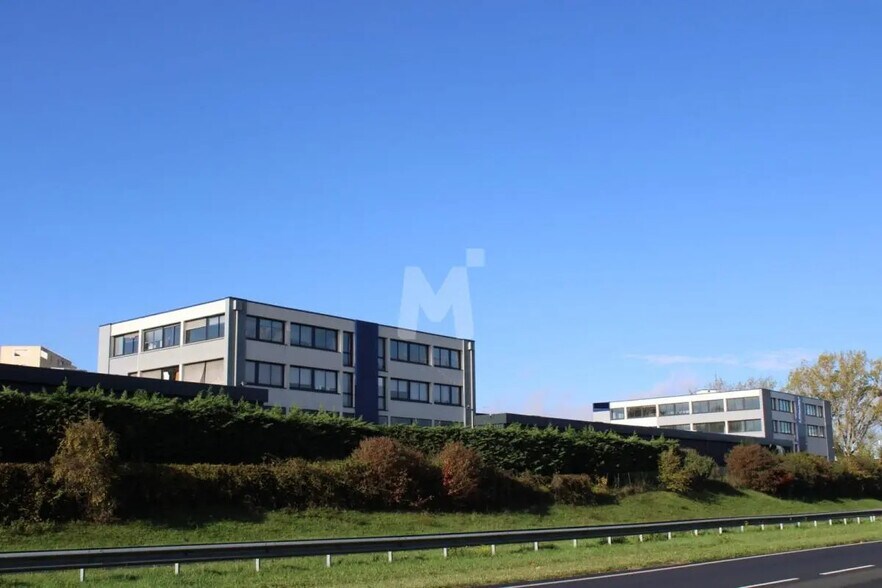 Bureau dans Évry-Courcouronnes à louer - Photo de l’immeuble – Image 2 sur 12