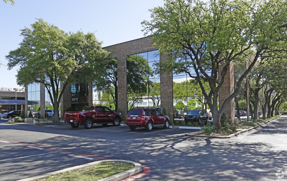 17120 N Dallas Pky, Dallas, TX à louer - Photo de l’immeuble – Image 1 sur 33