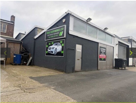166 Stanley Green Rd, Poole à vendre - Photo principale – Image 1 sur 11