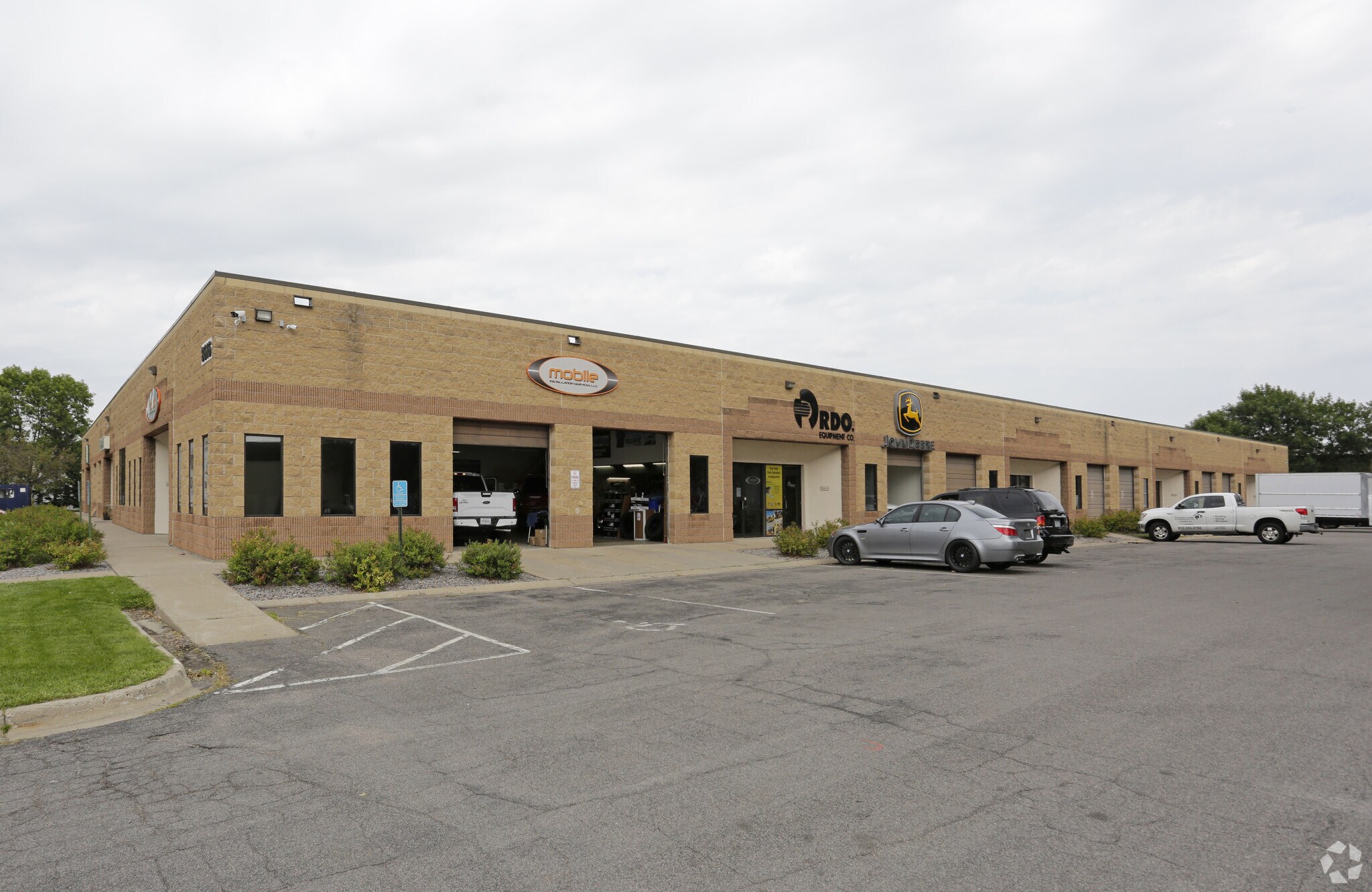 8616 Xylon Ave N, Brooklyn Park, MN à louer Photo principale– Image 1 sur 8