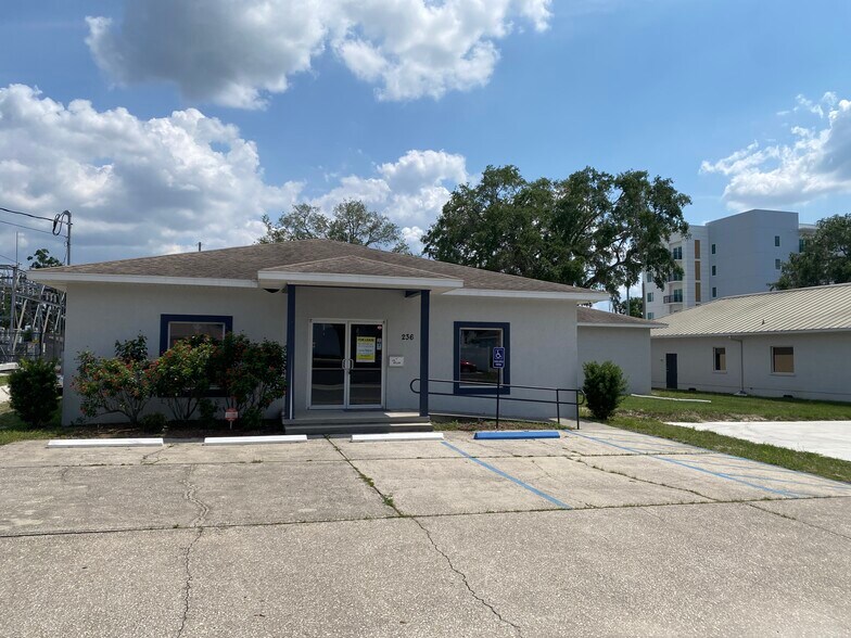 236 Avenue D SW, Winter Haven, FL à louer - Photo de l’immeuble – Image 1 sur 7