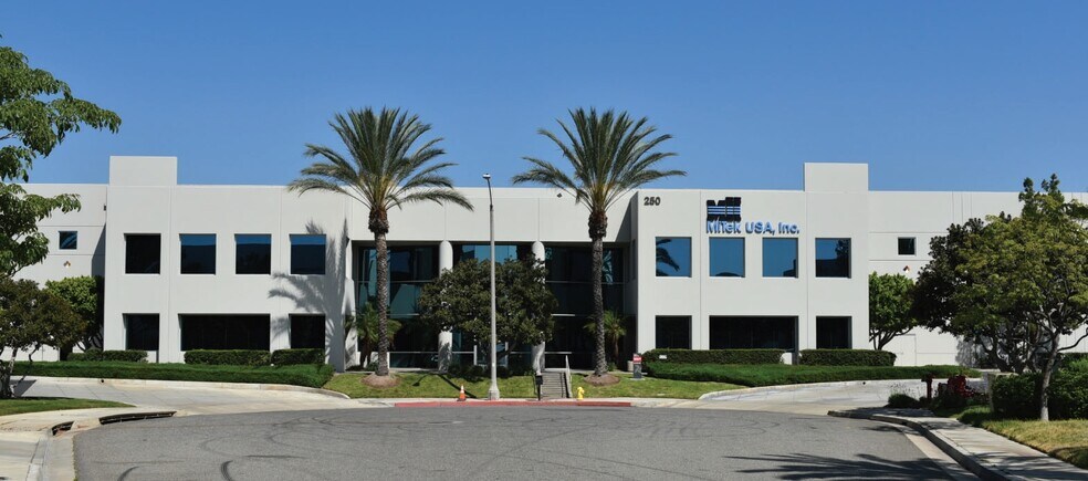 250 Klug Cir, Corona, CA à louer - Photo de l’immeuble – Image 1 sur 4