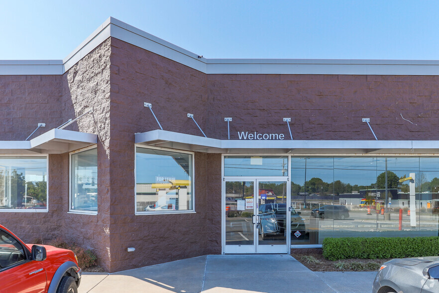 830 N Elm Pl, Broken Arrow, OK à louer - Photo de l’immeuble – Image 3 sur 6