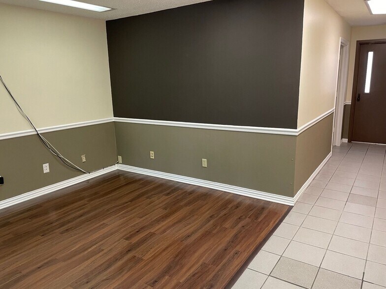 511 S 5th Ave, Mansfield, TX à louer - Photo de l’immeuble – Image 3 sur 6
