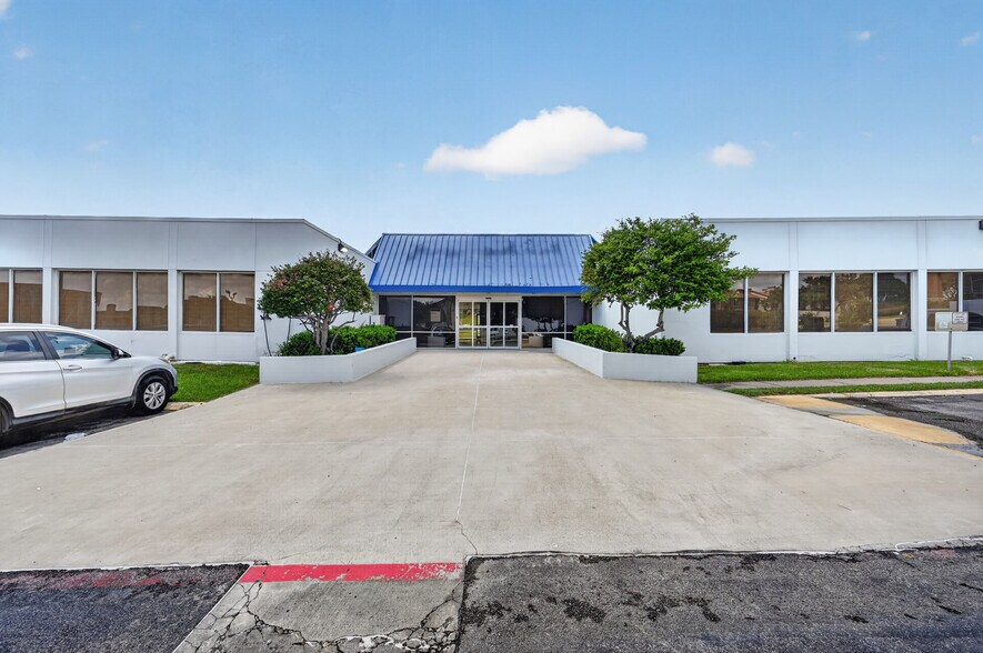 1404 W Walnut Hill Ln, Irving, TX à louer - Photo de l’immeuble – Image 1 sur 14