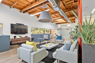 2036-2048 Armacost Ave, Los Angeles, CA à louer Photo de l’immeuble– Image 1 sur 5