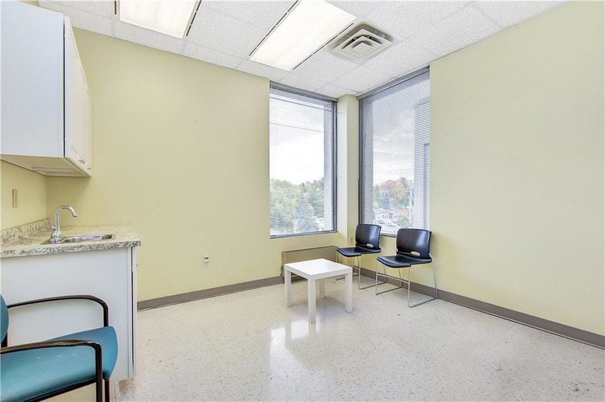 2555 St Joseph Blvd, Ottawa, ON à louer - Photo intérieure – Image 2 sur 15