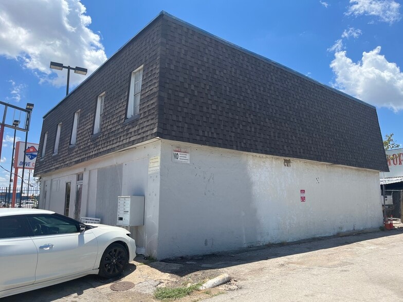10521 Harry Hines Blvd, Dallas, TX à louer - Photo de l’immeuble – Image 2 sur 2