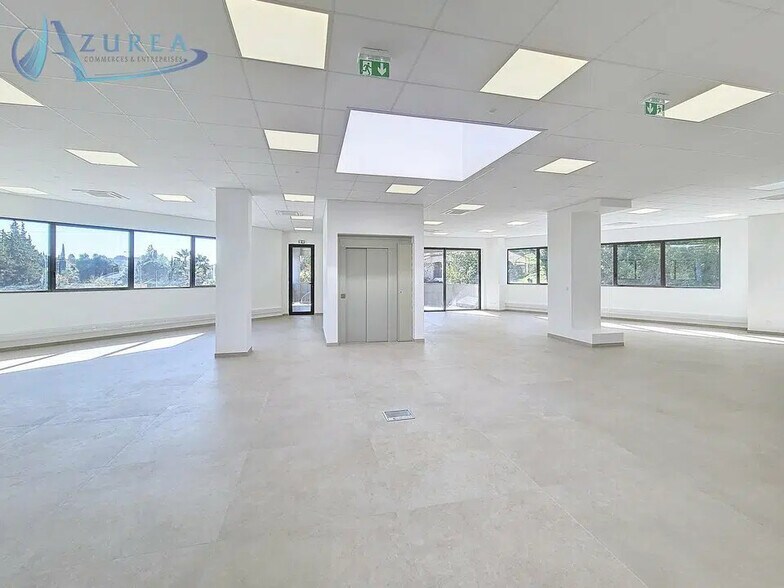 Bureau dans La Colle-sur-Loup à louer - Photo de l’immeuble – Image 1 sur 9
