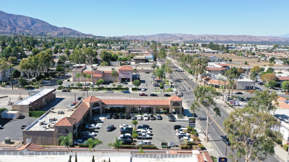 1252 W 6th St, Corona, CA à vendre - Photo de l’immeuble – Image 3 sur 13