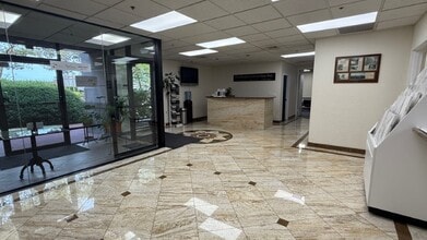 65 Davids Dr, Hauppauge, NY à louer Photo intérieure– Image 2 sur 12