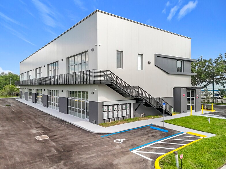 705 Hennis Rd, Winter Garden, FL à louer - Photo de l’immeuble – Image 1 sur 14