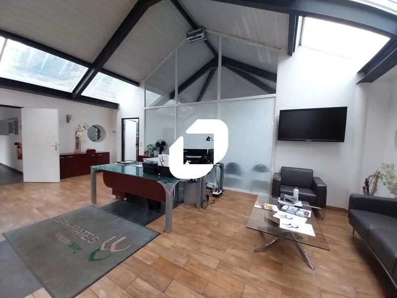 Bureau dans Tacoignières à louer - Photo de l’immeuble – Image 2 sur 12