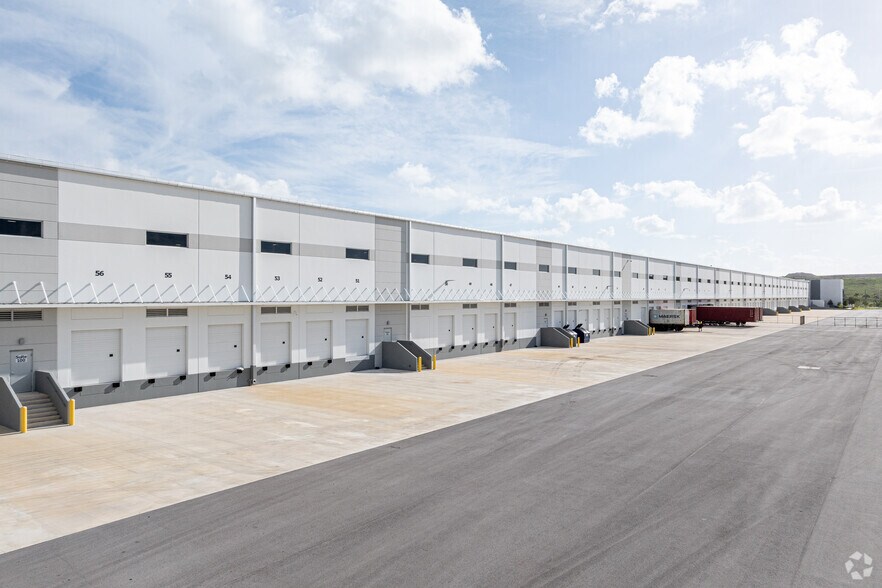 21301 NW 43rd ave, Miami Gardens, FL à louer - Photo de l’immeuble – Image 2 sur 5
