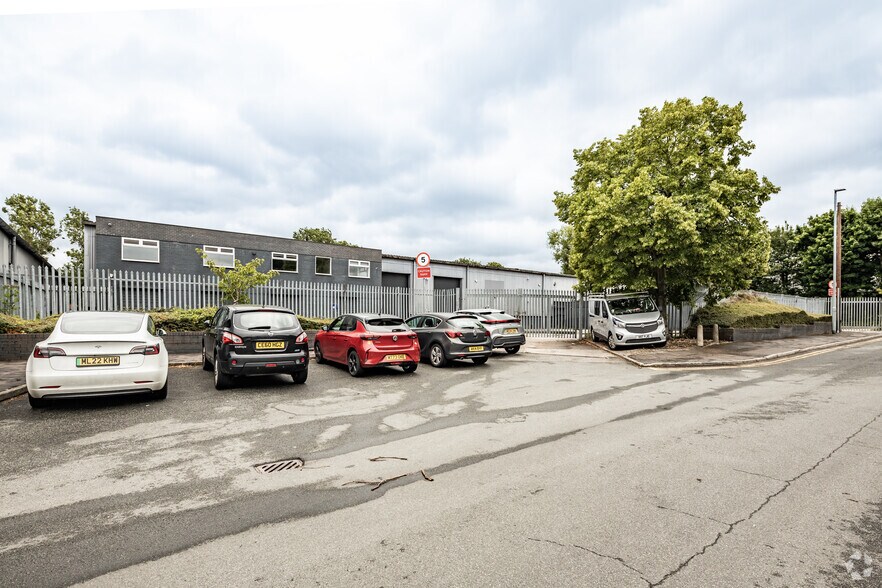 Roundthorn Industrial Estate, Ennis Close, Manchester à louer - Photo de l’immeuble – Image 1 sur 6
