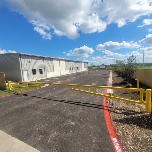 161 Weldon Johnson Way, Kyle, TX à louer - Photo de l’immeuble – Image 2 sur 10