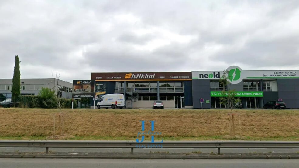 Local commercial dans à louer - Photo de l’immeuble – Image 2 sur 2