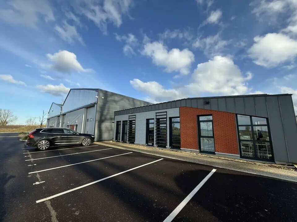 Local d’activités dans Pavilly à louer Photo de l’immeuble– Image 1 sur 6