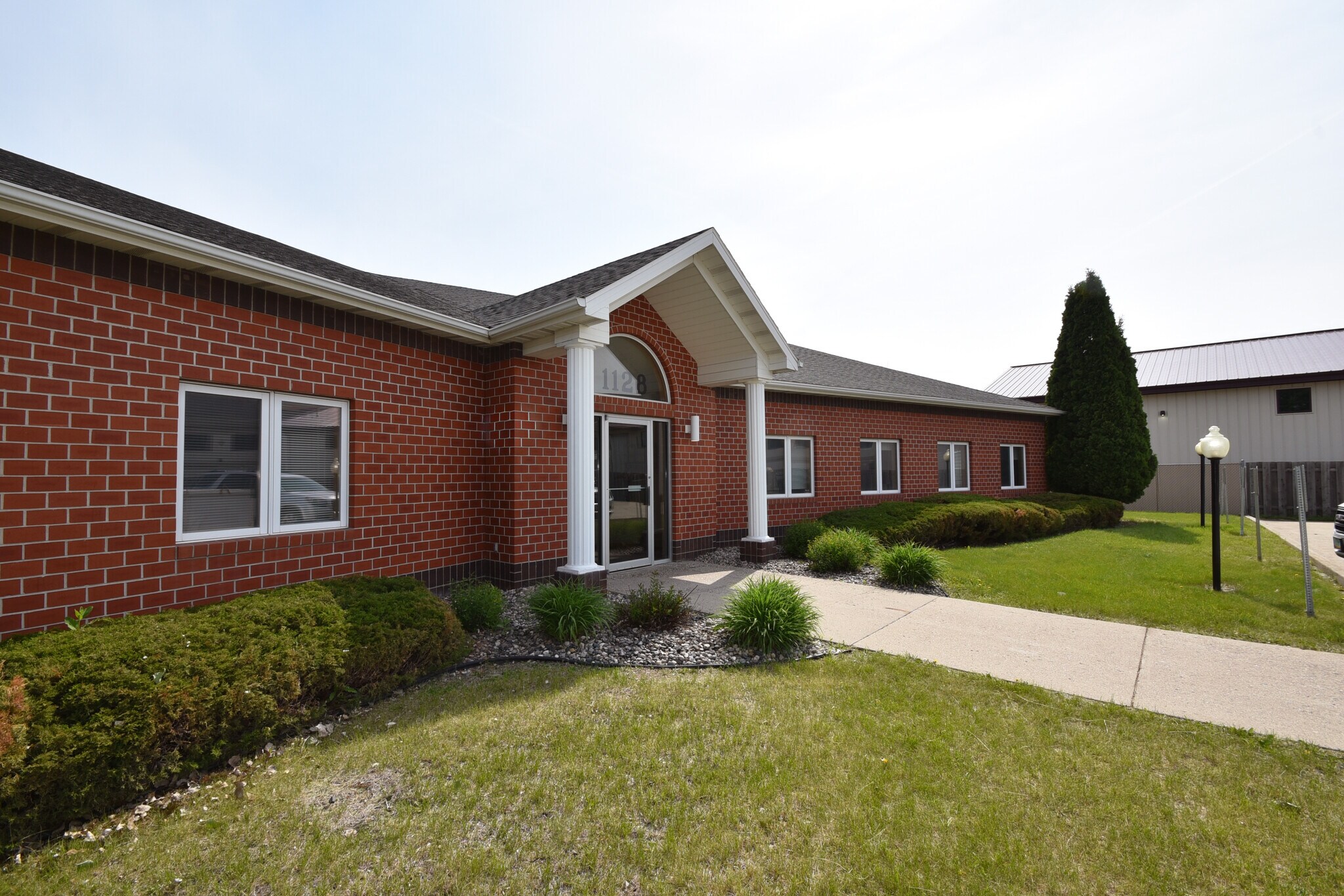 1128 Westrac Dr S, Fargo, ND à louer Photo de l’immeuble– Image 1 sur 3