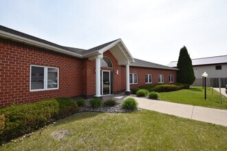 1128 Westrac Dr S, Fargo, ND à louer Photo de l’immeuble– Image 1 sur 3