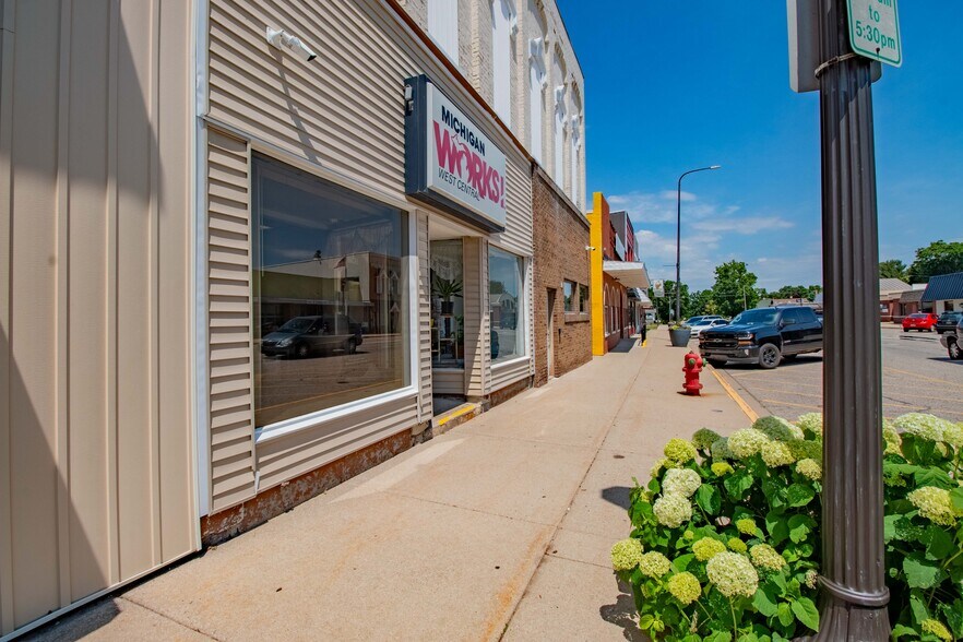 199 N Michigan Ave, Shelby, MI à vendre - Photo de l’immeuble – Image 3 sur 32