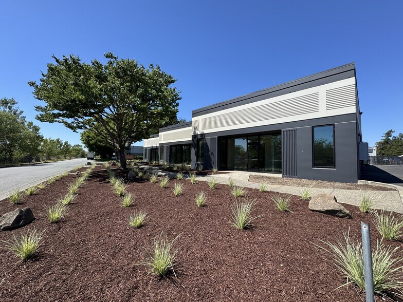 1250 Holm Rd, Petaluma, CA à louer - Photo de l’immeuble – Image 3 sur 7